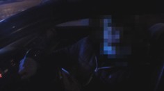 Kurýr v Praze odmítl přeparkovat. Hlídka ho ostře zpacifikovala. VIDEO