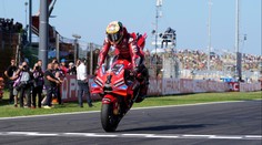 Martín chyboval a litoval. Sprint MotoGP v Misanu vyhrál domácí jezdec
