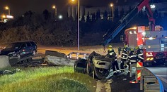 Dvě auta jednou ranou. Škodovka na střeše, tažený vůz se rozbil o svodidla