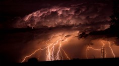 ČHMÚ vydal výstrahu před velmi silnými bouřkami. Hrozí vítr i lokální povodně