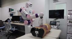 O seniory se v Japonsku postarají roboti. V budoucnu mají zvládnout cokoli