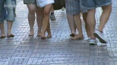 VIDEO: Nová móda? Češi stále častěji chodí naboso
