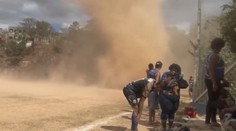 VIDEO: Mezi kluky kteří hráli na hřišti fotbal, se prohnal písečný vír