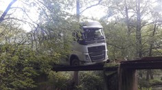 Nehoda na Tachovsku. Řidiče zradila navigace, s kamionem uvázl na lávce pro pěší