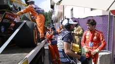 Nehoda na špinavé trati. Leclerc v Baku poničil své ferrari