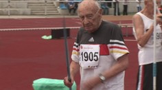VIDEO: Je mu téměř sto, s oštěpem však háže jako zamlada