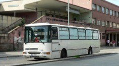 Tajemný autobus blokuje dopravu v centru Prahy! Šoféři zuří, úřady nic nedělají