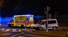 Řidička utrhla kolo o obrubník, auto jí za to nafackovalo airbagem