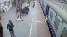 VIDEO: Cestující při nástupu do vlaku klopýtl. Souprava ho táhla ještě několik metrů