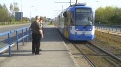 Důchodce, kterého vláčela ostravská tramvaj ZEMŘEL v nemocnici!