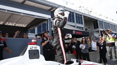 Loňský vítěz Newgarden odstartuje první. Piloty čeká závod na mokru