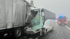 Vážná nehoda autobusu uzavřela dálnici D8. Zraněných je nejméně devět