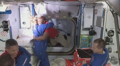 Loď Crew Dragon přiletěla k ISS, přivezla tam čtyři astronauty. VIDEO