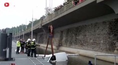 OBRAZEM + VIDEO: Dodávka prorazila zábradlí a spadla do Vltavy
