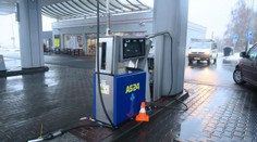 Řidička zapomněla vytáhnout tankovací hadici a odjela. Škoda je přes 60 tisíc
