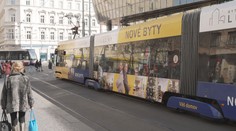 Lidem vadí polepené autobusy a tramvaje. Reklamy jim překáží ve výhledu