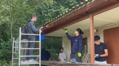Zahraniční studenti tráví prázdniny v Česku. Pomáhají s opravami a poznávají památky