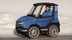 Jízda v suchu. Švéd pod plachtou připravil auto i kolo v jednom