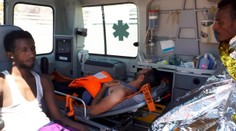 Loď Open Arms zakotvila na Lampeduse. Po třech týdnech jsou migranti na souši