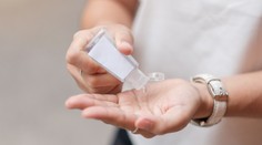 Koronavirus přežije na kůži i několik hodin. Vědci doporučili účinnou zbraň