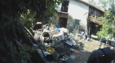 VIDEO: Strážníci našli miminko v ruině v Hradci. Mezi odpadky mělo i postýlku