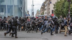 Zavřená Eiffelovka, střety s policií: Ve Francii protestují tisíce lidí