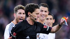 Ronaldovi ruply nervy! Strčil do soupeře a po červené se pakoval z hřiště