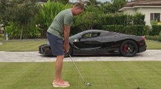 Šílený kousek golfisty! Míček trefil do okénka luxusního sporťáku