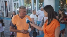 Před Primarkem v Praze čekaly stovky lidí. Hasiči je kropili vodou