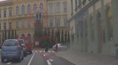 VIDEO: Motorkář dělal přestupek za přestupkem: Sledujte tu jízdu!