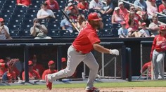 Hvězdný baseballista je zpět v Cardinals. Při návratu operovali jeho manželku