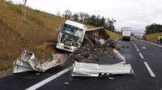 Tragické pondělí na silnicích: Zemřeli kamioňák i mladá žena