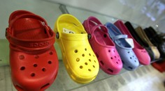 V Nymburku objevili nelegální továrnu na výrobu bot Crocs