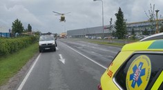 Na Mladoboleslavsku kamion smetl motorku. Pro motorkáře letěl vrtulník