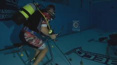 VIDEO: Šílený rekord pokořen. Cyklisté šlapali na rotopedu pod vodou 24 hodin vkuse