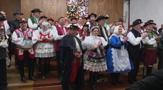 Poslanci v netradičním oblečení. Ve Sněmovně jednali v krojích