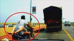 Sex na ulici: Milenci souložili za jízdy na motorce! VIDEO