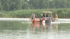 Titanik mezi zemědělci? Tento traktor vás převeze i přes rybník