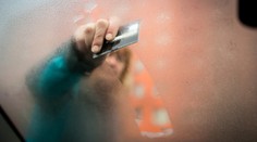 Ocet, ponožky, zubní pasta… 27 triků, jak zbavit auto námrazy