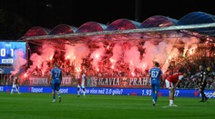 Protest na Slavii: Prvních 15 minut bez fandění, ostrý transparent na Tvrdíka