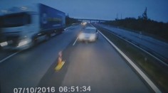 Řidič agresivně předjížděl, málem skončil pod kamionem. VIDEO