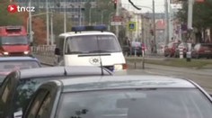 Lupič s pistolí přepadl hernu v pražských Vršovicích