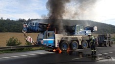 Na dálnici hořel autojeřáb, olej z hydrauliky unikl do kanalizace!
