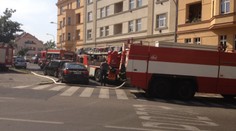 Hasiči v Praze bojovali s požárem střechy šestipatrového domu!