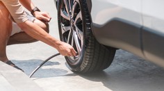 Špatný tlak v pneu znamená i vyšší spotřebu aneb proč zkontrolovat auto před dovolenou