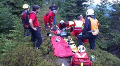 Paraglidista skončil v elektrickém vedení. Začaly mu hořet šňůry padáku