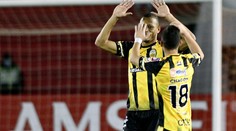 Podívejte se: Brankáře o gól přes celé hřiště ostudně obral vlastní spoluhráč