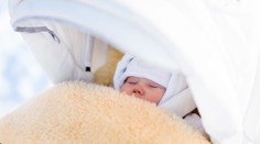 Dítě umrzlo v kočárku, matka ho nechala dlouhé hodiny na balkóně
