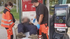 Lidé porušují zákaz pití alkoholu na veřejnosti. Sanitky je vozí na záchytku