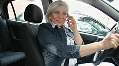 Řidiči se shodují, že řídit bez handfree je nebezpečné. Ale jen 47% z nich ho použije